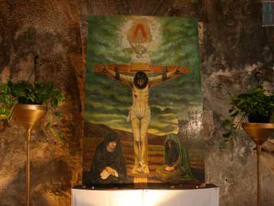 Nella navata sinistra si trova un dipinto recente raffigurante la crocifissione di Cristo su uno sfondo di un intenso color verde